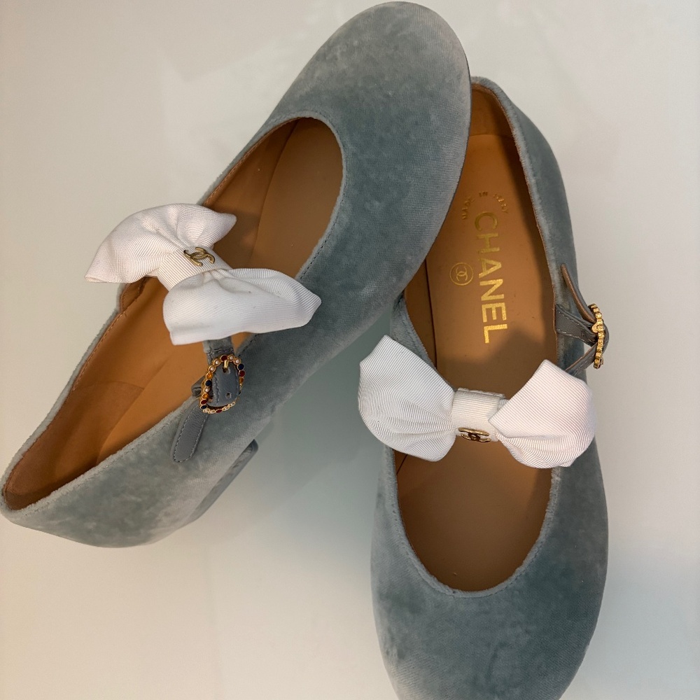 CHANEL WOMANS SHOE, LIGHT GREEN/WHITE, SIZE 36
